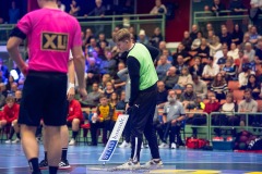 20231229 Golvet torkas under handbollsmatchen i Handbollsligan herr mellan IFK Skövde och Eskilstuna Guif den 29 december 2023 i Skövde.