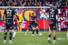 251122 ÖIS Mikael Dyrestam och IFK Norrköpings Christoffer Nyman under fotbollsmatchen i kvalet till Allsvenskan mellan Örgryte IS och IFK Norrköping den 22 november 2025 på Gamla Ullevi i Göteborg.