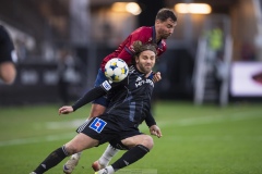 251122 IFK Norrköpings Christoffer Nyman och ÖIS Jonathan Azulay under fotbollsmatchen i kvalet till Allsvenskan mellan Örgryte IS och IFK Norrköping den 22 november 2025 på Gamla Ullevi i Göteborg.