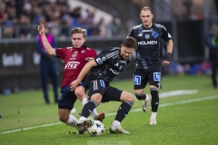 251122 ÖIS Isak Dahlqvist och IFK Norrköpings Anton Eriksson under fotbollsmatchen i kvalet till Allsvenskan mellan Örgryte IS och IFK Norrköping den 22 november 2025 på Gamla Ullevi i Göteborg.