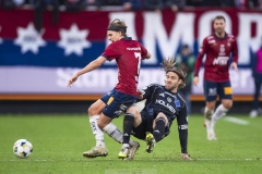 251122 ÖIS Charlie Vindehall och IFK Norrköpings Christoffer Nyman under fotbollsmatchen i kvalet till Allsvenskan mellan Örgryte IS och IFK Norrköping den 22 november 2025 på Gamla Ullevi i Göteborg.