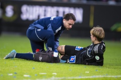 251122 IFK Norrköpings Isak Andri Sigurgeirsson har ont under fotbollsmatchen i kvalet till Allsvenskan mellan Örgryte IS och IFK Norrköping den 22 november 2025 på Gamla Ullevi i Göteborg.