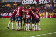 251122 ÖIS jublar efter att Noah Christoffersson gjort 2-0 under fotbollsmatchen i kvalet till Allsvenskan mellan Örgryte IS och IFK Norrköping den 22 november 2025 på Gamla Ullevi i Göteborg.