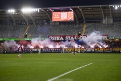 251122 Publik bränner pyroteknik under fotbollsmatchen i kvalet till Allsvenskan mellan Örgryte IS och IFK Norrköping den 22 november 2025 på Gamla Ullevi i Göteborg.