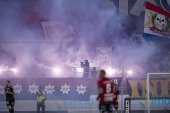 251122 Publik bränner pyroteknik under fotbollsmatchen i kvalet till Allsvenskan mellan Örgryte IS och IFK Norrköping den 22 november 2025 på Gamla Ullevi i Göteborg.