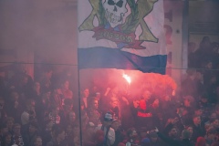 251122 Publik bränner pyroteknik under fotbollsmatchen i kvalet till Allsvenskan mellan Örgryte IS och IFK Norrköping den 22 november 2025 på Gamla Ullevi i Göteborg.