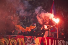 251122 Publik bränner pyroteknik under fotbollsmatchen i kvalet till Allsvenskan mellan Örgryte IS och IFK Norrköping den 22 november 2025 på Gamla Ullevi i Göteborg.