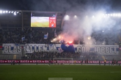 251122 Publik bränner pyroteknik under fotbollsmatchen i kvalet till Allsvenskan mellan Örgryte IS och IFK Norrköping den 22 november 2025 på Gamla Ullevi i Göteborg.