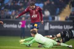 251122 ÖIS Noah Christoffersson och IFK Norrköpings David Andersson under fotbollsmatchen i kvalet till Allsvenskan mellan Örgryte IS och IFK Norrköping den 22 november 2025 på Gamla Ullevi i Göteborg.