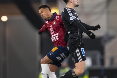 251122 ÖIS Tobias Sana och IFK Norrköpings Ismet Lushaku under fotbollsmatchen i kvalet till Allsvenskan mellan Örgryte IS och IFK Norrköping den 22 november 2025 på Gamla Ullevi i Göteborg.