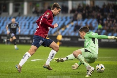 251122 ÖIS Noah Christoffersson och IFK Norrköpings David Andersson under fotbollsmatchen i kvalet till Allsvenskan mellan Örgryte IS och IFK Norrköping den 22 november 2025 på Gamla Ullevi i Göteborg.