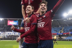 251122 ÖIS Noah Christoffersson, Christoffer Styffe och Daniel Paulson jublar efter att Noah Christoffersson gjort 3-0 under fotbollsmatchen i kvalet till Allsvenskan mellan Örgryte IS och IFK Norrköping den 22 november 2025 på Gamla Ullevi i Göteborg.