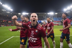 251122 ÖIS Amel Mujanic jublar efter att Noah Christofferssongjort 3-0 under fotbollsmatchen i kvalet till Allsvenskan mellan Örgryte IS och IFK Norrköping den 22 november 2025 på Gamla Ullevi i Göteborg.