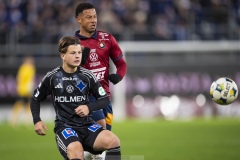 251122 IFK Norrköpings Axel Brönner och ÖIS Tobias Sana under fotbollsmatchen i kvalet till Allsvenskan mellan Örgryte IS och IFK Norrköping den 22 november 2025 på Gamla Ullevi i Göteborg.