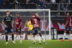 251122 ÖIS William Kenndal och Charlie Vindehall jublar efter fotbollsmatchen i kvalet till Allsvenskan mellan Örgryte IS och IFK Norrköping den 22 november 2025 på Gamla Ullevi i Göteborg.