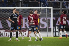 251122 ÖIS William Kenndal och Charlie Vindehall jublar efter fotbollsmatchen i kvalet till Allsvenskan mellan Örgryte IS och IFK Norrköping den 22 november 2025 på Gamla Ullevi i Göteborg.