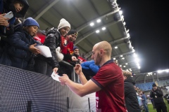 251122 ÖIS Amel Mujanic med publik efter fotbollsmatchen i kvalet till Allsvenskan mellan Örgryte IS och IFK Norrköping den 22 november 2025 på Gamla Ullevi i Göteborg.