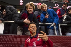 251122 ÖIS Tobias Sana med publik efter fotbollsmatchen i kvalet till Allsvenskan mellan Örgryte IS och IFK Norrköping den 22 november 2025 på Gamla Ullevi i Göteborg.