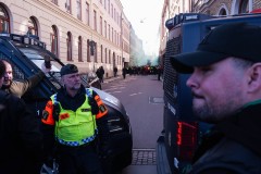 20260406 Polis och GAIS Supportrar under marschen inför fotbollsmatchen i Allsvenskan GAIS och Djurgårdens IF den 6 april 2026 på Gamla Ullevi i Göteborg. 
Foto: Filip Kauffeldt