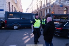 20260406 Polis och GAIS Supportrar under marschen inför fotbollsmatchen i Allsvenskan GAIS och Djurgårdens IF den 6 april 2026 på Gamla Ullevi i Göteborg. 
Foto: Filip Kauffeldt