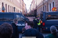 20260406 Polis och GAIS Supportrar under marschen inför fotbollsmatchen i Allsvenskan GAIS och Djurgårdens IF den 6 april 2026 på Gamla Ullevi i Göteborg. 
Foto: Filip Kauffeldt