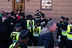 20260406 Polis och GAIS Supportrar under marschen inför fotbollsmatchen i Allsvenskan GAIS och Djurgårdens IF den 6 april 2026 på Gamla Ullevi i Göteborg. 
Foto: Filip Kauffeldt