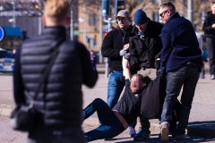 20260406 Polis och GAIS Supportrar under marschen inför fotbollsmatchen i Allsvenskan GAIS och Djurgårdens IF den 6 april 2026 på Gamla Ullevi i Göteborg. 
Foto: Filip Kauffeldt