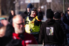 20260406 Polis och GAIS Supportrar under marschen inför fotbollsmatchen i Allsvenskan GAIS och Djurgårdens IF den 6 april 2026 på Gamla Ullevi i Göteborg. 
Foto: Filip Kauffeldt
