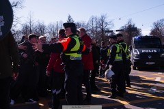 20260406 Polis och GAIS Supportrar under marschen inför fotbollsmatchen i Allsvenskan GAIS och Djurgårdens IF den 6 april 2026 på Gamla Ullevi i Göteborg. 
Foto: Filip Kauffeldt