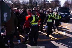 20260406 Polis och GAIS Supportrar under marschen inför fotbollsmatchen i Allsvenskan GAIS och Djurgårdens IF den 6 april 2026 på Gamla Ullevi i Göteborg. 
Foto: Filip Kauffeldt