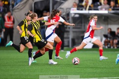 20240810 Arsenals Rosa Kafaji och BK Häckens Anna Anvegård under fotbollsmatchen i Uefa Womens Champions League mellan BK Häcken och Arsenal WFC den 18 september 2024 på Bravida Arena i Göteborg.