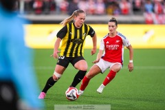 20240810 BK Häckens Alice Bergström och Arsenals Emily Fox under fotbollsmatchen i Uefa Womens Champions League mellan BK Häcken och Arsenal WFC den 18 september 2024 på Bravida Arena i Göteborg.