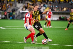 20240810 Arsenals Kim Little och BK Häckens Anna Anvegård under fotbollsmatchen i Uefa Womens Champions League mellan BK Häcken och Arsenal WFC den 18 september 2024 på Bravida Arena i Göteborg.