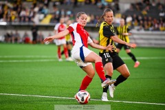 20240810 Arsenals Kim Little och BK Häckens Anna Anvegård under fotbollsmatchen i Uefa Womens Champions League mellan BK Häcken och Arsenal WFC den 18 september 2024 på Bravida Arena i Göteborg.