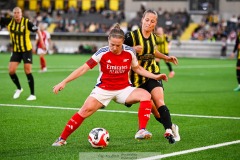 20240810 Arsenals Kim Little och BK Häckens Anna Anvegård under fotbollsmatchen i Uefa Womens Champions League mellan BK Häcken och Arsenal WFC den 18 september 2024 på Bravida Arena i Göteborg.