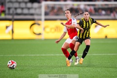 20240810 Arsenals Lotte Wubben-Moy och BK Häckens Clarissa Larisey under fotbollsmatchen i Uefa Womens Champions League mellan BK Häcken och Arsenal WFC den 18 september 2024 på Bravida Arena i Göteborg.