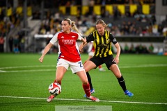 20240810 Arsenals Alessia Russo och BK Häckens Jóhanna Fossdalsá Sørensen under fotbollsmatchen i Uefa Womens Champions League mellan BK Häcken och Arsenal WFC den 18 september 2024 på Bravida Arena i Göteborg.