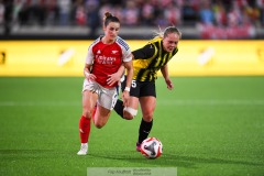 20240810 Arsenals Emily Fox och BK Häckens Alice Bergström under fotbollsmatchen i Uefa Womens Champions League mellan BK Häcken och Arsenal WFC den 18 september 2024 på Bravida Arena i Göteborg.