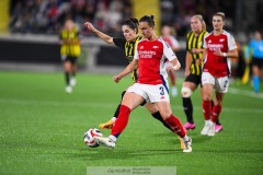 20240810 Arsenals Lotte Wubben-Moy och BK Häckens Clarissa Larisey under fotbollsmatchen i Uefa Womens Champions League mellan BK Häcken och Arsenal WFC den 18 september 2024 på Bravida Arena i Göteborg.