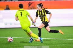 20240810 BK Häckens Clarissa Larisey och Arsenals Manuela Zinsberger under fotbollsmatchen i Uefa Womens Champions League mellan BK Häcken och Arsenal WFC den 18 september 2024 på Bravida Arena i Göteborg.