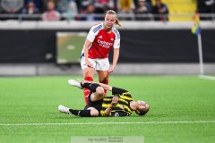 20240810 BK Häckens Hikaru Kitagawa och Arsenals Beth Mead under fotbollsmatchen i Uefa Womens Champions League mellan BK Häcken och Arsenal WFC den 18 september 2024 på Bravida Arena i Göteborg.