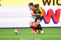 20240810 Arsenals Codina Panedas och BK Häckens Tabitha Tindell under fotbollsmatchen i Uefa Womens Champions League mellan BK Häcken och Arsenal WFC den 18 september 2024 på Bravida Arena i Göteborg.