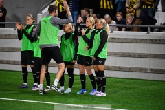 20240810 BK Häckens avbytare under fotbollsmatchen i Uefa Womens Champions League mellan BK Häcken och Arsenal WFC den 18 september 2024 på Bravida Arena i Göteborg.