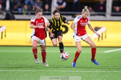 20240810 BK Häckens Hikaru Kitagawa och Arsenals Kim Little och Leah Williamson under fotbollsmatchen i Uefa Womens Champions League mellan BK Häcken och Arsenal WFC den 18 september 2024 på Bravida Arena i Göteborg.