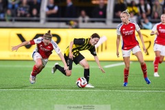 20240810 BK Häckens Hikaru Kitagawa och Arsenals Kim Little och Leah Williamson under fotbollsmatchen i Uefa Womens Champions League mellan BK Häcken och Arsenal WFC den 18 september 2024 på Bravida Arena i Göteborg.