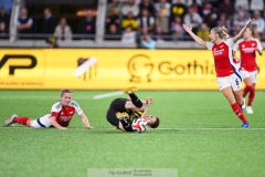 20240810 BK Häckens Hikaru Kitagawa och Arsenals Kim Little och Leah Williamson under fotbollsmatchen i Uefa Womens Champions League mellan BK Häcken och Arsenal WFC den 18 september 2024 på Bravida Arena i Göteborg.