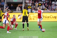 20240810 BK Häckens Hikaru Kitagawa och Arsenals Kim Little och Leah Williamson under fotbollsmatchen i Uefa Womens Champions League mellan BK Häcken och Arsenal WFC den 18 september 2024 på Bravida Arena i Göteborg.