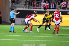 20240810 Arsenals Frida Maanum och BK Häckens Anna Anvegård under fotbollsmatchen i Uefa Womens Champions League mellan BK Häcken och Arsenal WFC den 18 september 2024 på Bravida Arena i Göteborg.