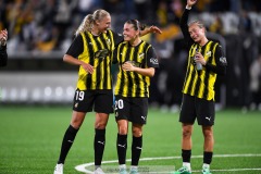 20240810 BK Häckens Elma Junttila Nelhage, Hanna Wijk Filippa Curmark under fotbollsmatchen i Uefa Womens Champions League mellan BK Häcken och Arsenal WFC den 18 september 2024 på Bravida Arena i Göteborg.