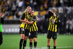 20240810 BK Häckens Elma Junttila Nelhage, Hanna Wijk Filippa Curmark under fotbollsmatchen i Uefa Womens Champions League mellan BK Häcken och Arsenal WFC den 18 september 2024 på Bravida Arena i Göteborg.